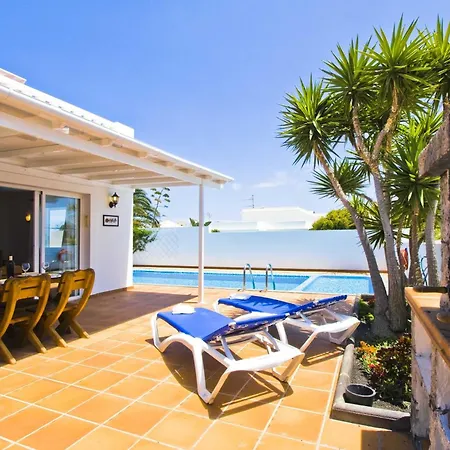 Lovely Mojones Casa Jasmine Heated Pool Short Walk To Puerto del Carmen (Lanzarote)